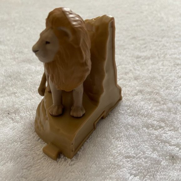 Lion Figure - Picture 4 of 10